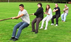 Cada vez hay más empresas totalmente conscientes de que la mejor manera de distribuir el trabajo es creando equipos, esto es lo que viene a ser el conocido concepto de actividades de Team Building cuyo significado es “construcción de equipos”.  Al respecto, existen ya estudios concluidos sobre cómo el desarrollo de un buen equipo de trabajo va en beneficio de la empresa logrando la optimización de las respuestas y el aumento del rendimiento.  Sin embargo, para construir un buen equipo hay que invertir tiempo en conseguirlo, por consiguiente es necesario generar la confianza mutua entre los miembros y esto se consigue a través de dinámicas, juegos y actividades que potencien lo mejor de cada miembro y los haga crecer como profesionales. Actividades para generar las aptitudes necesarias para el éxito  Estas actividades deben servir para conocer bien a los trabajadores, tener en cuenta las características laborales de cada uno y asignarle un puesto de trabajo adecuado a sus habilidades.  La finalidad última es aprovechar a cada uno de los miembros del equipo de forma individual, sacándole el mayor partido posible a sus características individuales para que sirvan de forma eficiente al conjunto global del equipo y al trabajo que desempeñan. Entre los objetivos de estas actividades están el desarrollo personal de cada trabajador, esto se hace motivando a cada individuo para lograr un bien común mayor. Las actividades son muy variopintas, pudiendo algunas enseñar las dotes de liderazgo que deben conseguir ciertos miembros del equipo, otras sirven para lograr que los trabajadores de la empresa quieran estar más implicados en sus trabajos para esto también habría que tener en cuenta los incentivos.  Aunque estos pueden ser muy atractivos para los trabajadores y a veces sólo pasan por mejorar las condiciones de trabajo de cada uno, sería conveniente implicarse también un poco más en sus vidas privadas. Estos incentivos también se pueden considerar una actividad para motivar a los trabajadores, de esta forma serán más efectivos e incluso trabajaran más relajados, y en muchos casos hasta más tiempo por estar en la comodidad de su hogar.  De lo que se trata es de optimizar el tiempo de trabajo, de aumentar el rendimiento para conseguir más objetivos y para lograr esto cualquier empresa debe tener en cuenta a sus trabajadores, al tenerlos contentos trabajarán con más ganas, mirarán más por los beneficios de la empresa, se involucrarán más en todos y cada uno de los proyectos, pues ellos también deben ser conscientes de que los éxitos de la empresa son también sus éxitos y que sus victorias deben repercutir en ellos de alguna manera para que sigan trabajando igual en un futuro.